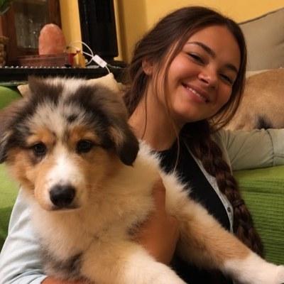 Alice Farcomeni, educatrice cinofila certificata FCC, con un cucciolo in braccio