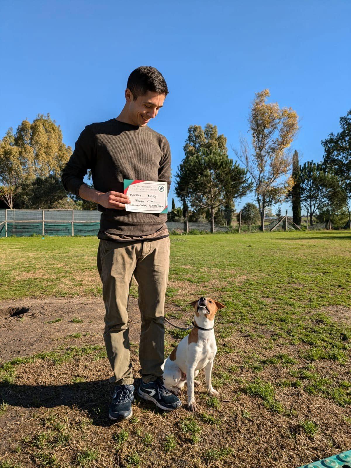 Proprietario con il diploma di Obedience e il suo cane al termine del corso di educazione all'Accademia AICSS