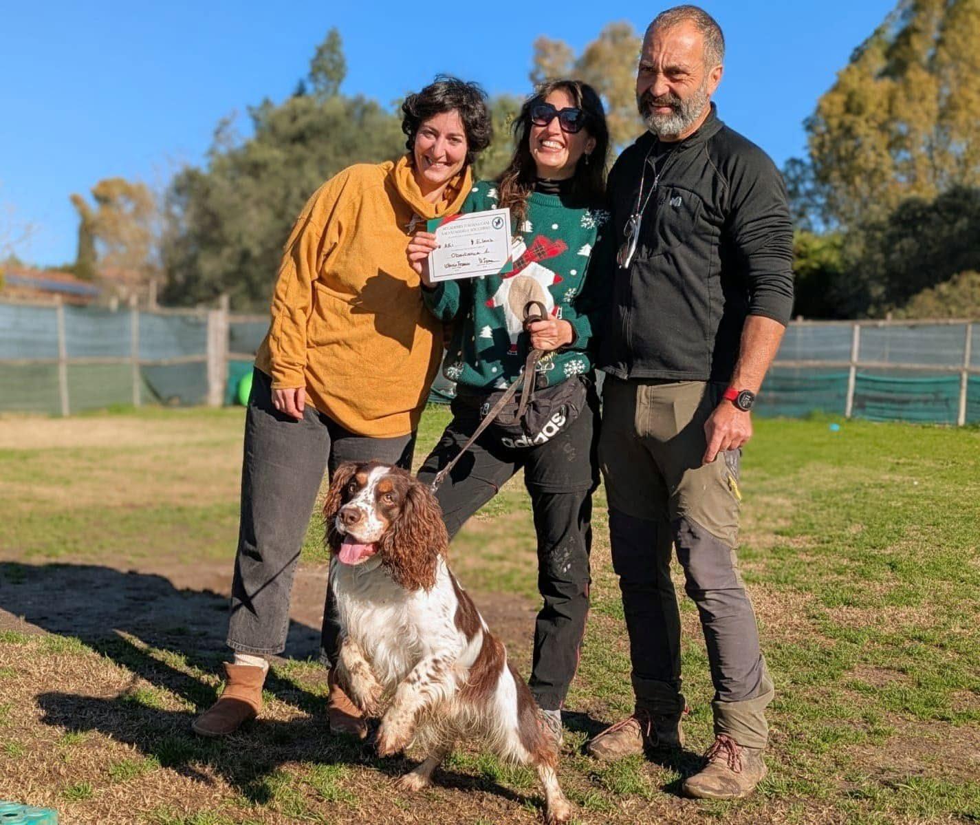 Proprietario con il diploma di Obedience e il suo cane al termine del corso di educazione all'Accademia AICSS
