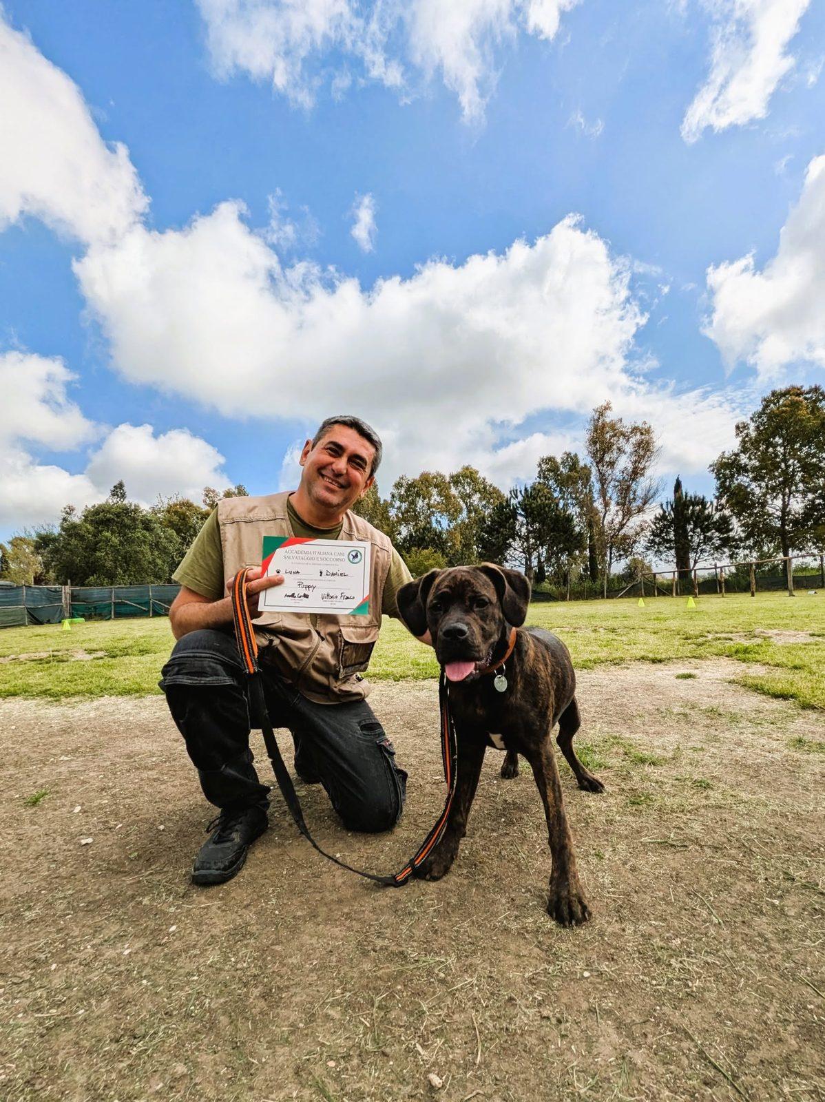 Proprietario con il diploma di Obedience e il suo cane al termine del corso di educazione all'Accademia AICSS