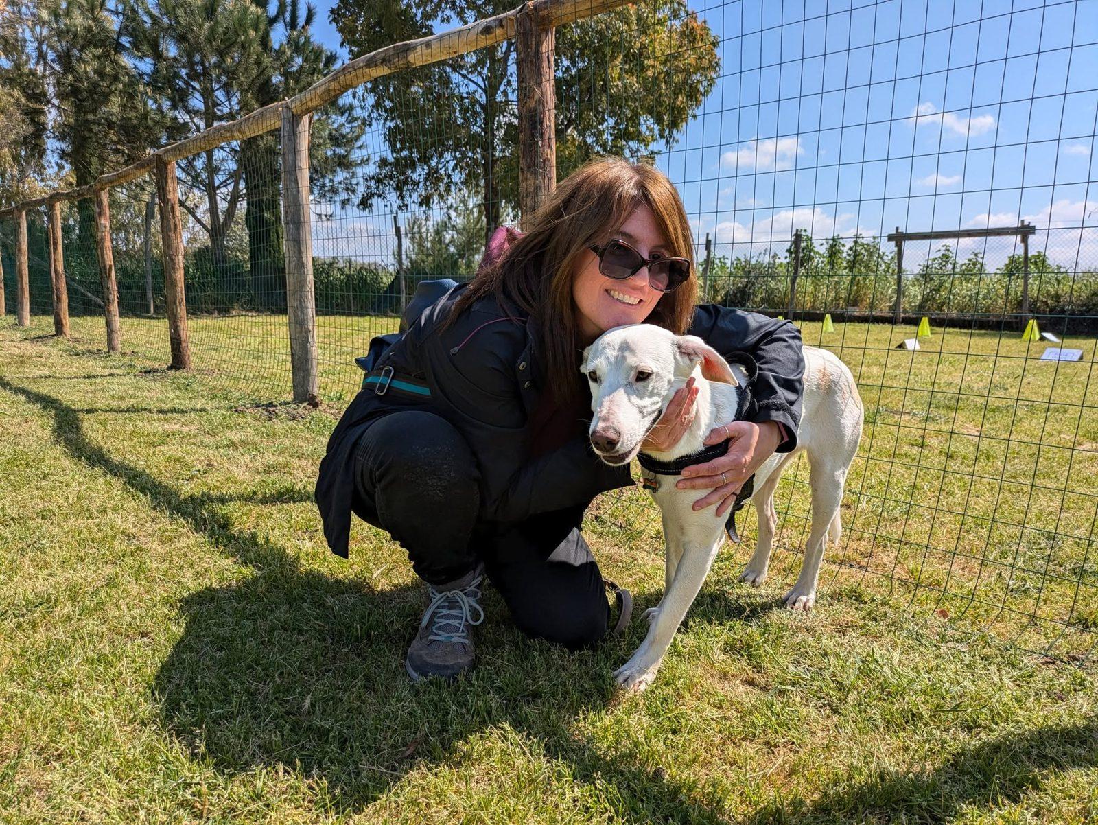 Proprietario con il diploma di Obedience e il suo cane al termine del corso di educazione all'Accademia AICSS