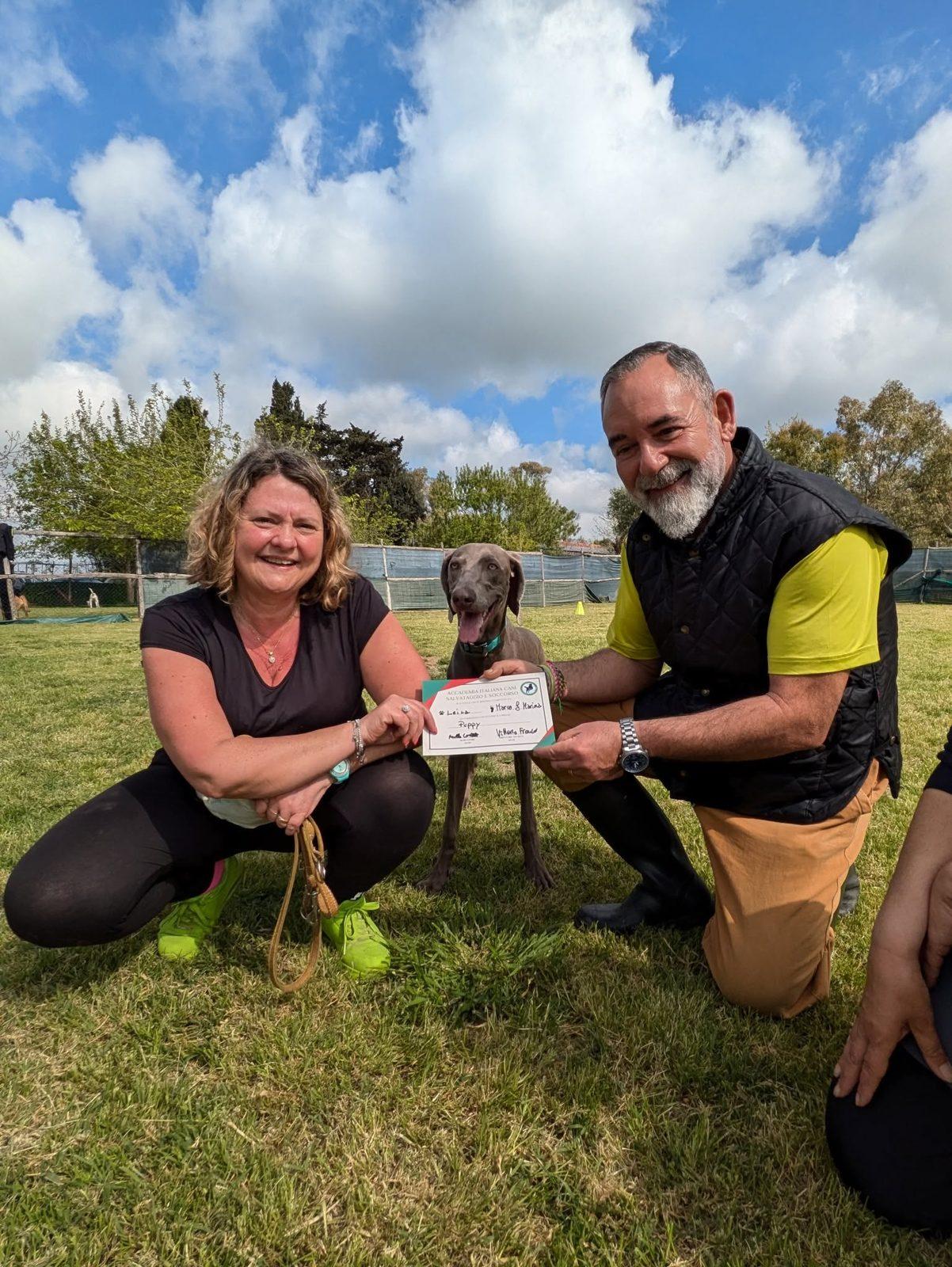 Proprietario con il diploma di Obedience e il suo cane al termine del corso di educazione all'Accademia AICSS