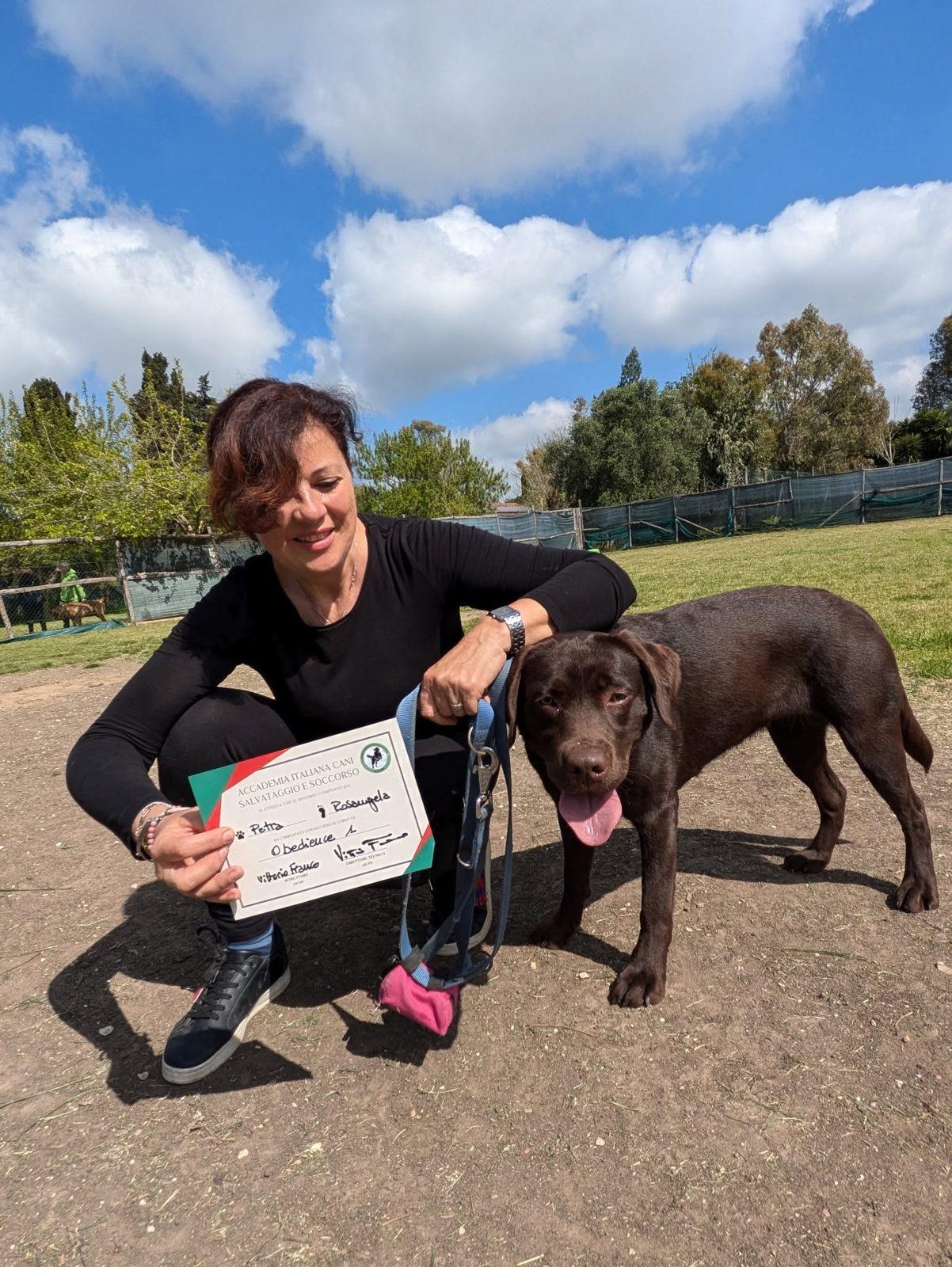 Proprietario con il diploma di Obedience e il suo cane al termine del corso di educazione all'Accademia AICSS