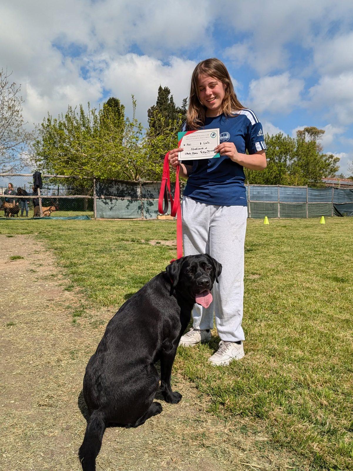 Proprietario con il diploma di Obedience e il suo cane al termine del corso di educazione all'Accademia AICSS
