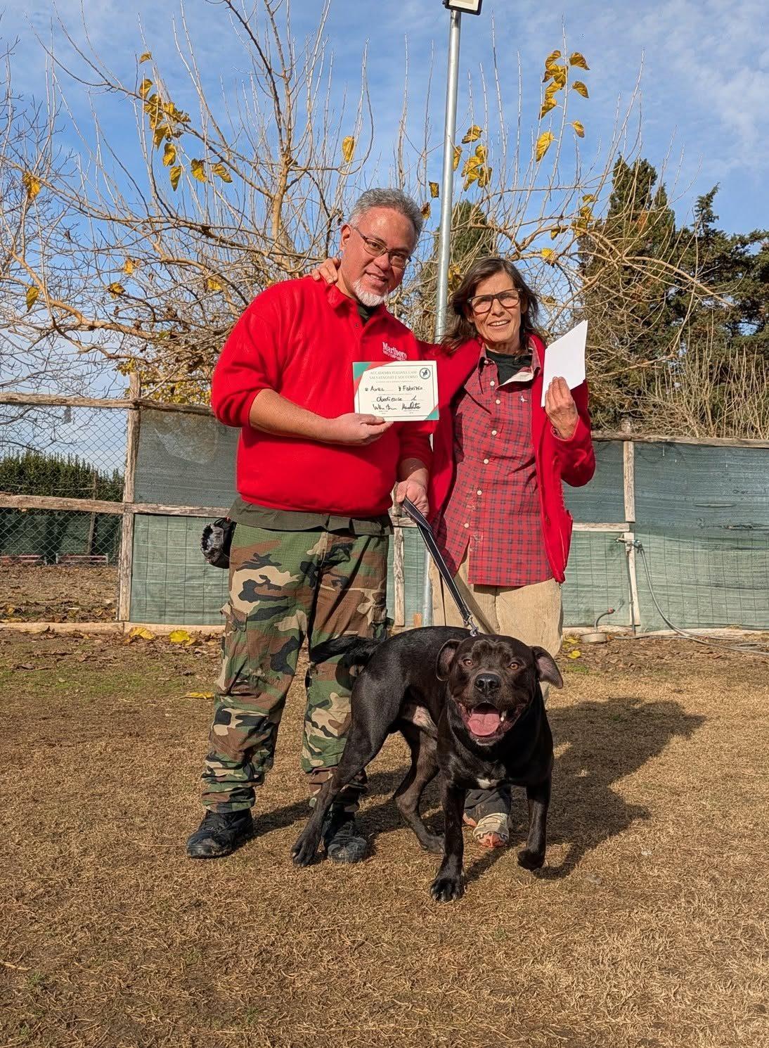 Proprietario con il diploma di Obedience e il suo cane al termine del corso di educazione all'Accademia AICSS
